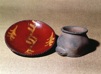Taza y plato de loza roja, c.1780